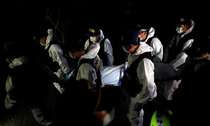 Police officers carry the body of Seoul Mayor Park Won-soon