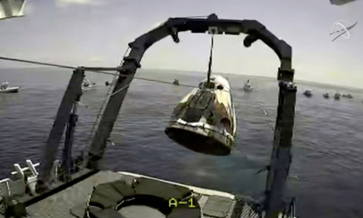 A capsule with NASA astronauts Robert Behnken and Douglas Hurley