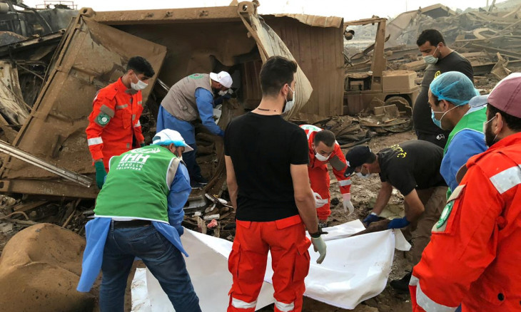 Members of Turkey's Humanitarian Relief Foundation (IHH) help local medics