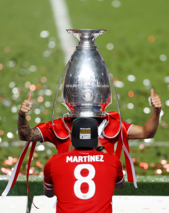  Bayern Munich's Lucas Hernandez celebrates with the trophy 