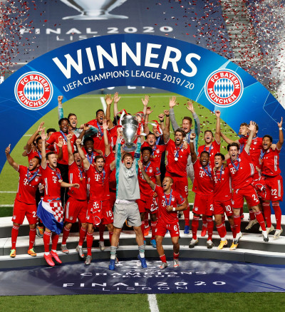  Bayern Munich's Manuel Neuer with teammates celebrate with the trophy