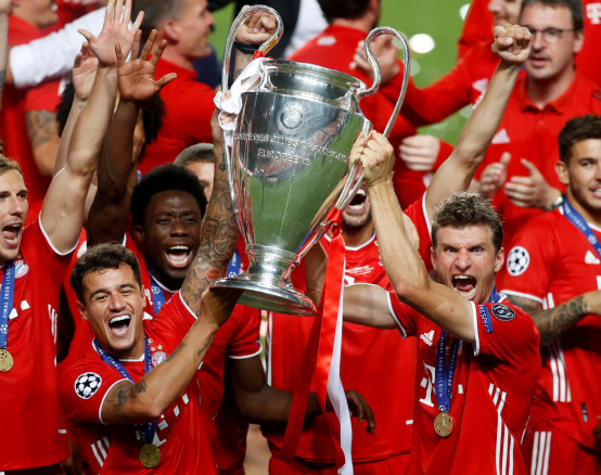  Bayern Munich's Thomas Muller with teammates celebrate with the trophy 