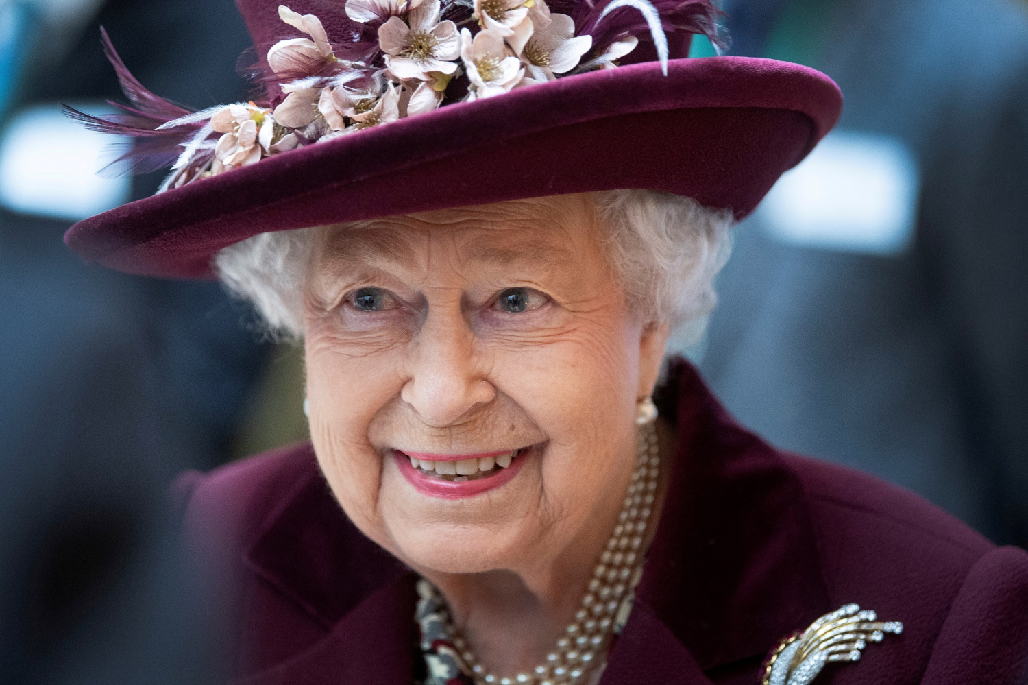 Queen Elizabeth Health: Monarch Urged To Wear A Face Mask At ...