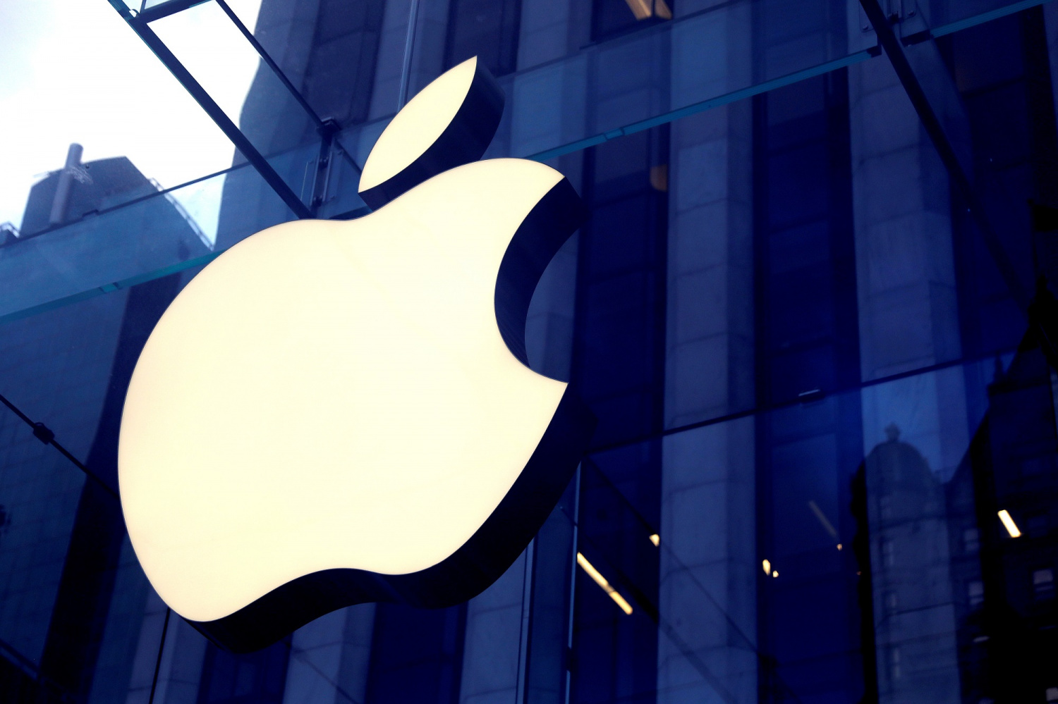 Apple, Amazon Allegedly Conspired To Raise iPhone Prices Says Lawsuit - Vimarsana News