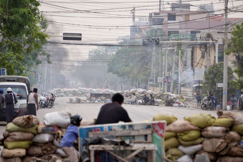 Myanmar Rebels Seize Key Border Town, Forcing Military Retreat and ...