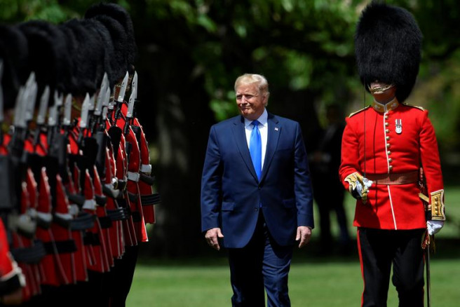 Trump welcomed to Buckingham Palace by Queen Elizabeth