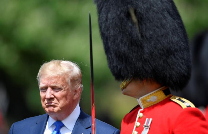 Trump welcomed to Buckingham Palace by Queen Elizabeth
