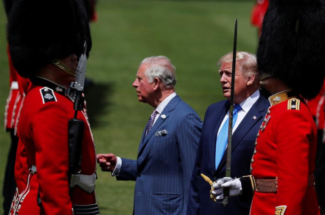 Trump welcomed to Buckingham Palace by Queen Elizabeth
