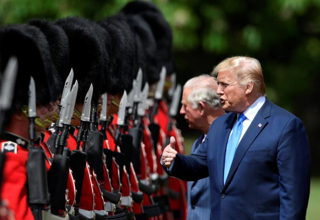 Trump welcomed to Buckingham Palace by Queen Elizabeth
