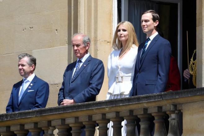 Trump welcomed to Buckingham Palace by Queen Elizabeth