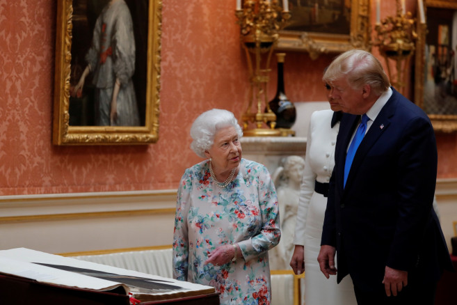 Trump welcomed to Buckingham Palace by Queen Elizabeth