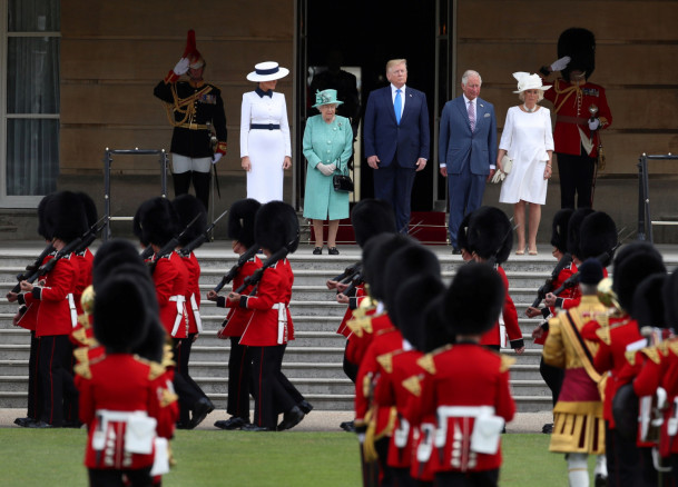 Trump welcomed to Buckingham Palace by Queen Elizabeth