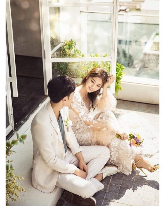 The model Lee Chae Eun, Oh Chang Suk's girlfriend, caught the public's eyes with a beautiful smile.