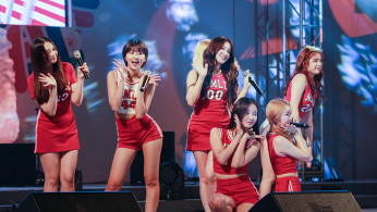 MOMOLAND 
