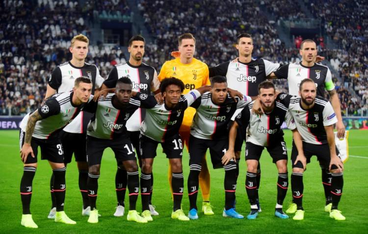 Juventus players pose for a team group photo before the match REUTERS/Massimo Pinca