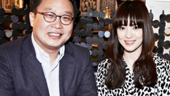 Song Hye Kyo Promotes Hangul Guidebooks with Professor Seo Donating 10,000 Copies to Japanese Village