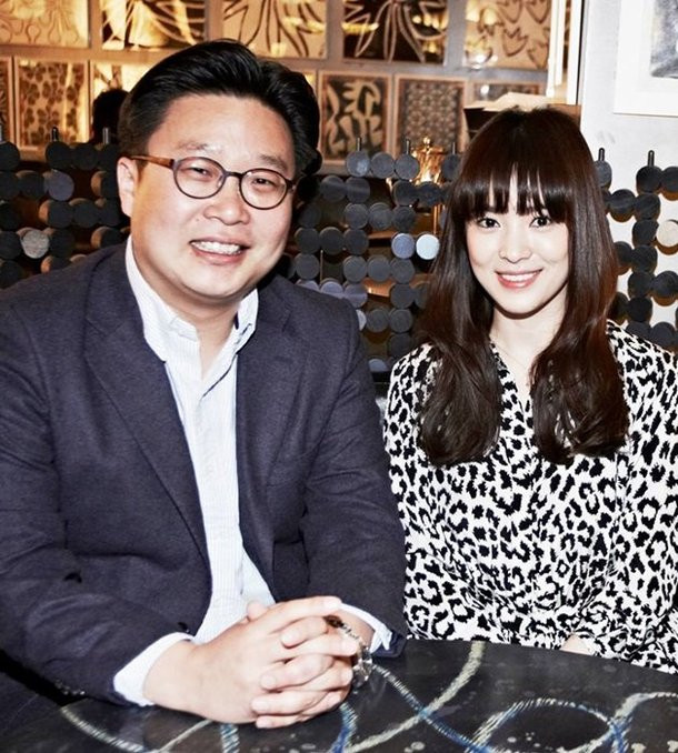 Song Hye Kyo Promotes Hangul Guidebooks with Professor Seo Donating 10,000 Copies to Japanese Village