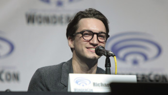 Richard Harmon speaking at the 2016 WonderCon, for 