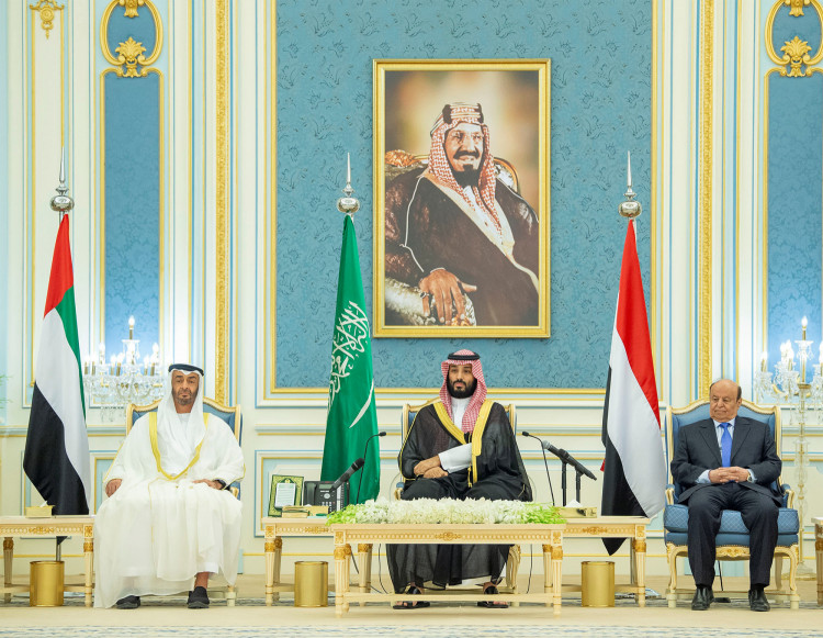 Abu Dhabi's Crown Prince Sheikh Mohammed bin Zayed al-Nahyan (L), Saudi Crown Prince Mohammed bin Salman (C) and Yemen's President Abd-Rabbu Mansour Hadi (R) 