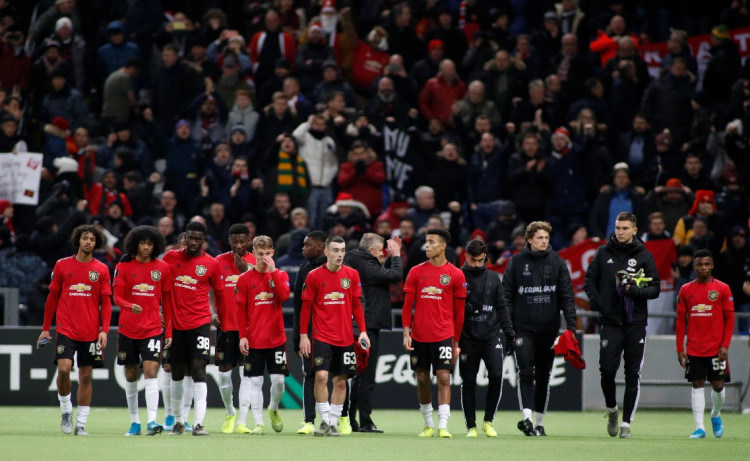 Manchester United players look dejected after the match 