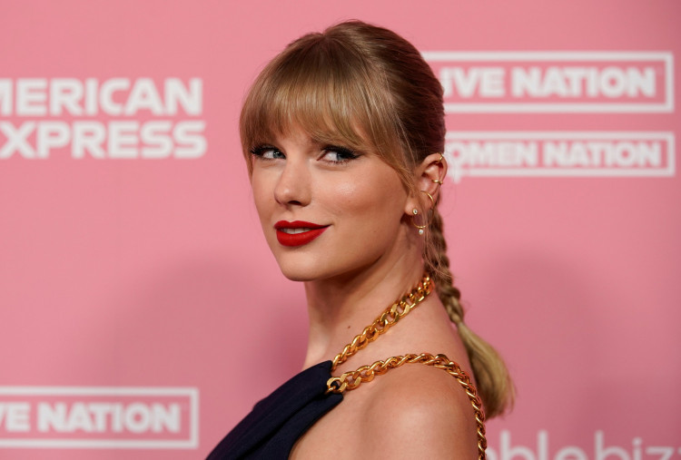Singer Taylor Swift arrives on the red carpet for the "Billboard Women in Music" event in Los Angeles