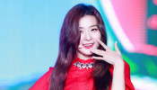 Red Velvet's Seulgi shows off what to do when you were late in an event. Photo by HeyDay/Wikimedia Commons