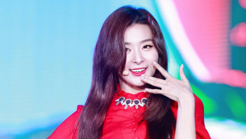 Red Velvet's Seulgi shows off what to do when you were late in an event. Photo by HeyDay/Wikimedia Commons