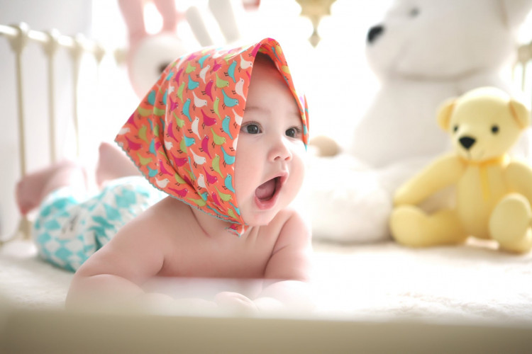 Toddler wearing scarf in the head.