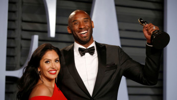 FILE PHOTO: 2018 Vanity Fair Oscar Party – Arrivals – Beverly Hills, California, U.S., 04/03/2018 – Kobe Bryant holds his Oscar for Best Animated Short, with wife Vanessa. REUTERS/Danny Moloshok/File Photo