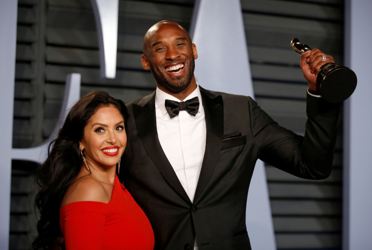 FILE PHOTO: 2018 Vanity Fair Oscar Party – Arrivals – Beverly Hills, California, U.S., 04/03/2018 – Kobe Bryant holds his Oscar for Best Animated Short, with wife Vanessa. REUTERS/Danny Moloshok/File Photo