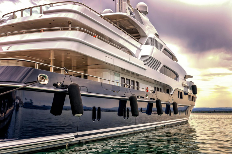 SUPER-YACHT 