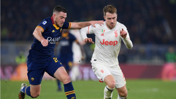 Juventus' Aaron Ramsey in action with AS Roma's Jordan Veretout 