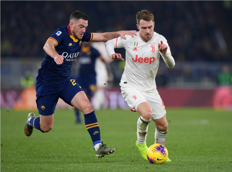 Juventus' Aaron Ramsey in action with AS Roma's Jordan Veretout 