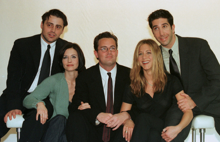 The cast of the American TV sitcom "Friends" (L to R) Matt Le Blanc, Courteney Cox, Matthew Perry, Jennifer Aniston and David Schwimmer pose for pictures at Channel 4 Television centre March 25, 1998.