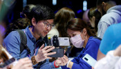 Attendees look at a Samsung Galaxy S20 Ultra 5G smartphone during Samsung Galaxy Unpacked 2020 in San Francisco