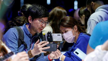 Attendees look at a Samsung Galaxy S20 Ultra 5G smartphone during Samsung Galaxy Unpacked 2020 in San Francisco