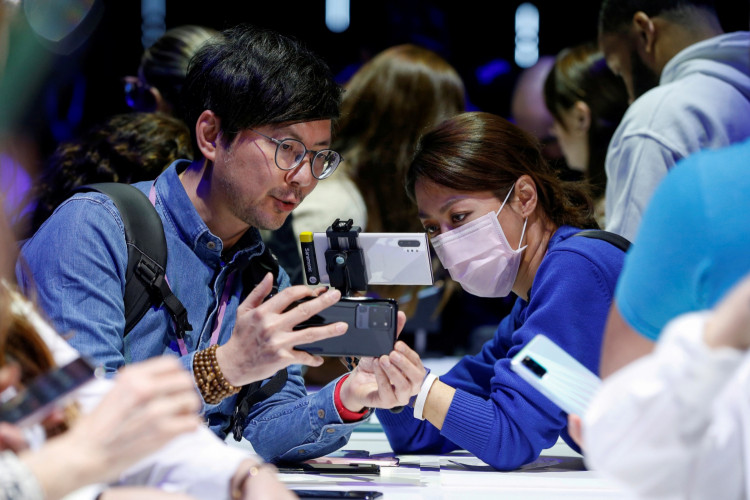 Attendees look at a Samsung Galaxy S20 Ultra 5G smartphone during Samsung Galaxy Unpacked 2020 in San Francisco