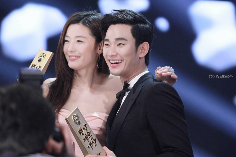 Jun Ji-hyun & Kim Soo-hyun at the 2014 PaekSang Arts Awards