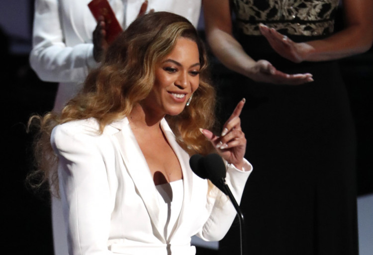 Beyonce reacts after winning the entertainer of the year award