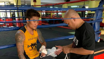 Mark Magsayo being taped up before training 