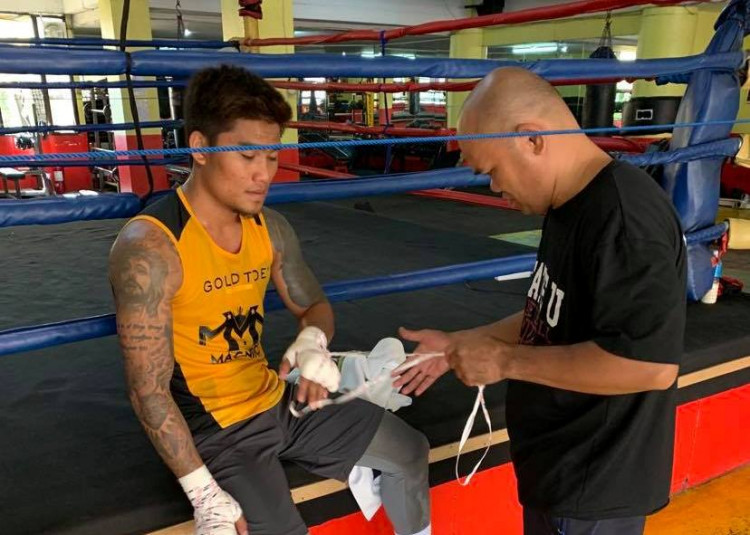 Mark Magsayo being taped up before training 