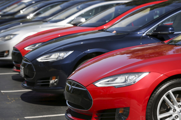 FILE PHOTO: A row of Tesla Model S sedans are seen outside the company's headquarters in Palo Alto, California April 30, 2015. 
