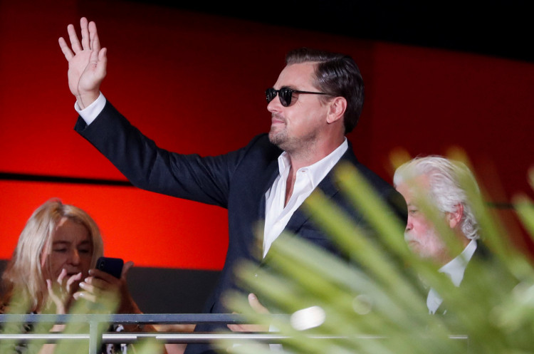 Cast member Leonardo DiCaprio waves as he arrives for the Berlin premiere of "Once Upon a Time in Hollywood",in Berlin, Germany, August 1, 2019. 