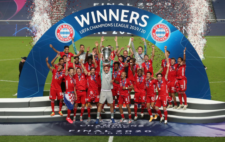  Bayern Munich's Manuel Neuer with teammates celebrate with the trophy