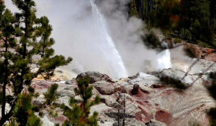 Steamboat Geyser eruption