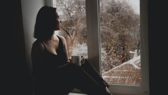 woman sitting, cry, sad
