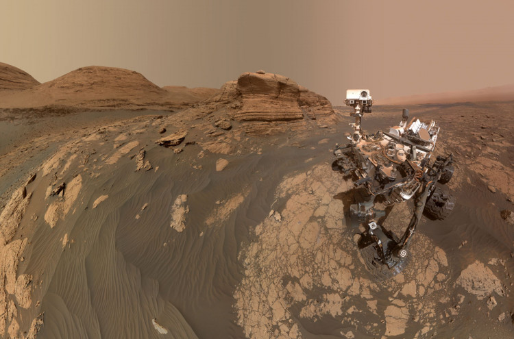 NASA’s Curiosity Mars rover used two different cameras to create this selfie in front of Mont Mercou