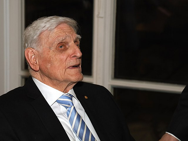 John B. Goodenough, Lithium-Ion Battery Pioneer and Nobel Laureate, Dies at 100