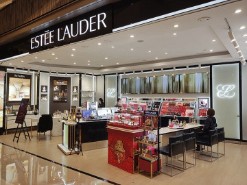 Estee Lauder sees weak annual profit on slow recovery in Asia travel retail