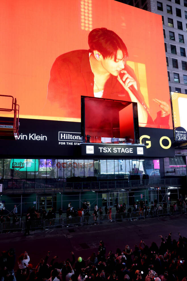 BTS Jungkook, a hit in New York's Times Square! Guerrilla performance 'of epic proportions'